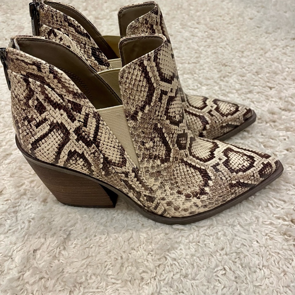 Vince Camuto Gradina python snakeskin booties women’s size 8 brand new in box